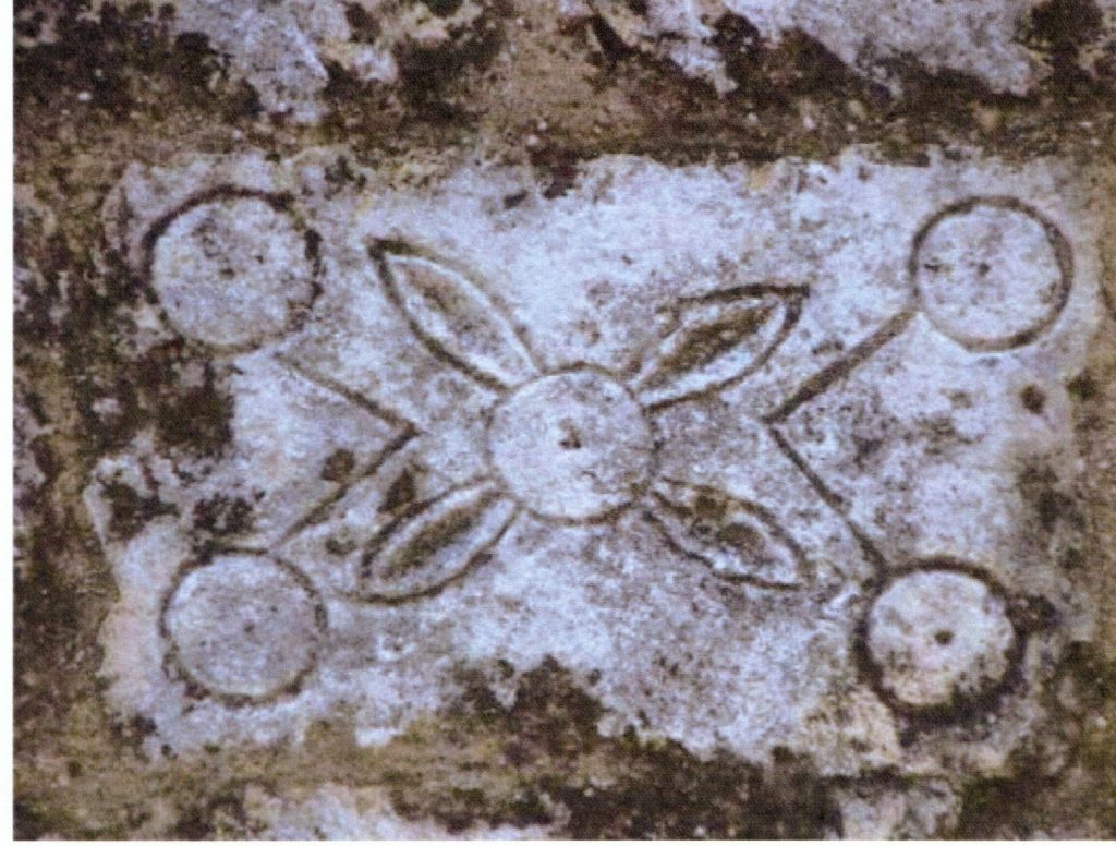 Marque de tâcheron en façade au nord de l'église